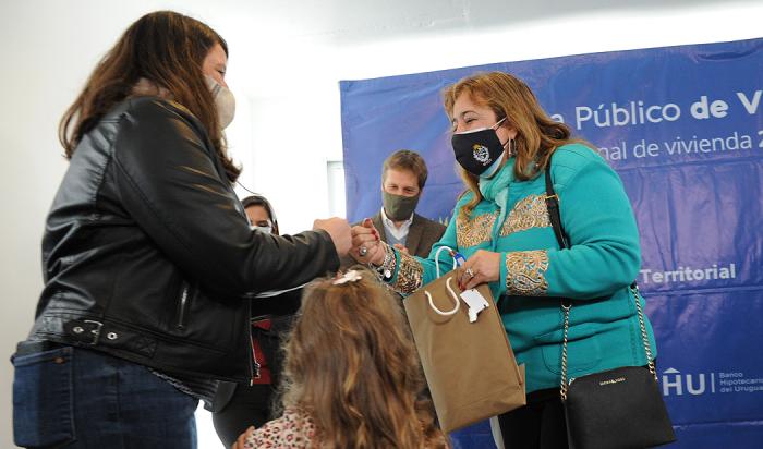 Ministra Irene Moreira entrega viviendas en barrio Goes