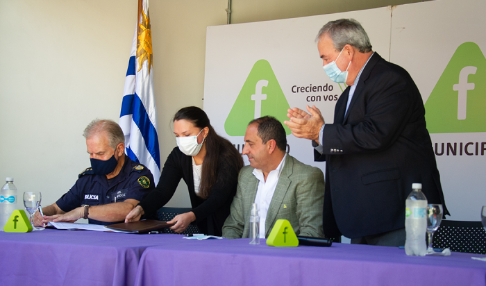 Ministro Heber y autoridades en firma de convenio
