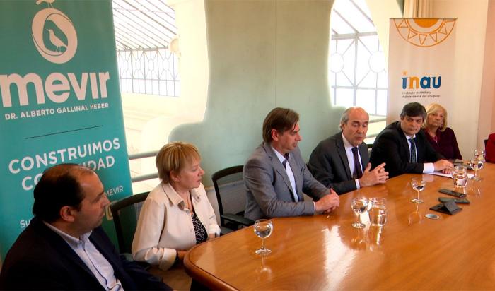 Autoridades del INAU y Mevir durante la presentación del convenio
