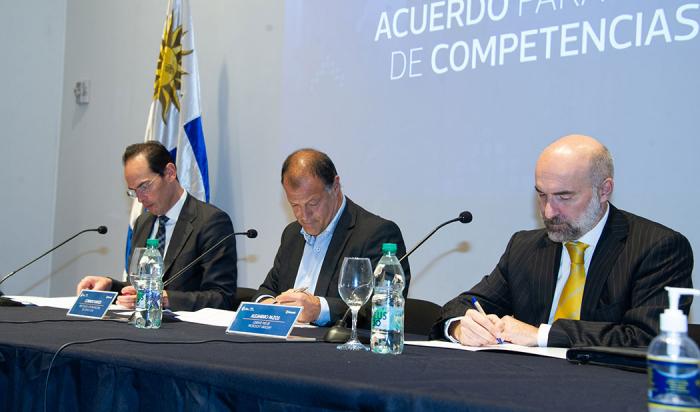 Director de la Oficina de Servicio Civil, Conrado Ramos y representantes de Microsoft durante la firma del acuerdo 