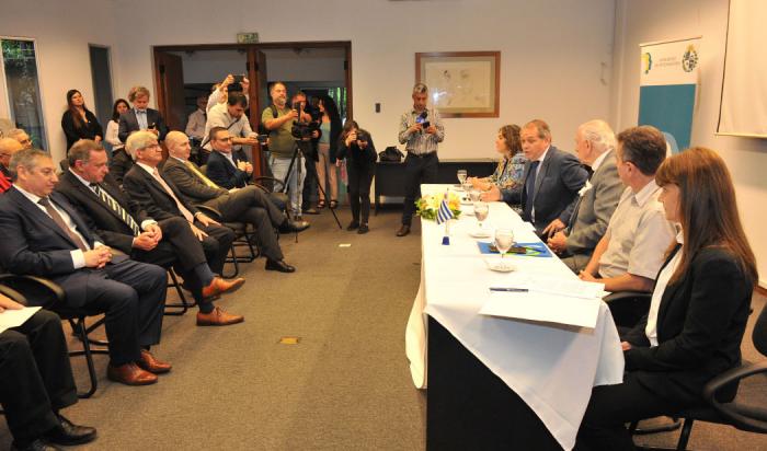 Secretario de Presidencia Álvaro Delgado junto a embajador de Uruguay en Argentina, Carlos Enciso con autoridades del Congreso de Intendentes y de Cefir en firma del acuerdo