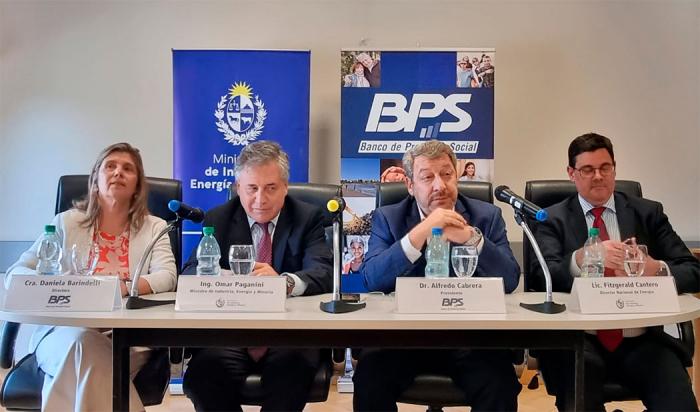 Autoridades en conferencia de prensa