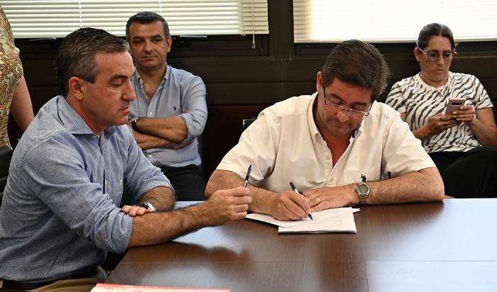 Presidente de ASSE, Leonardo Cipriani en la firma del convenio