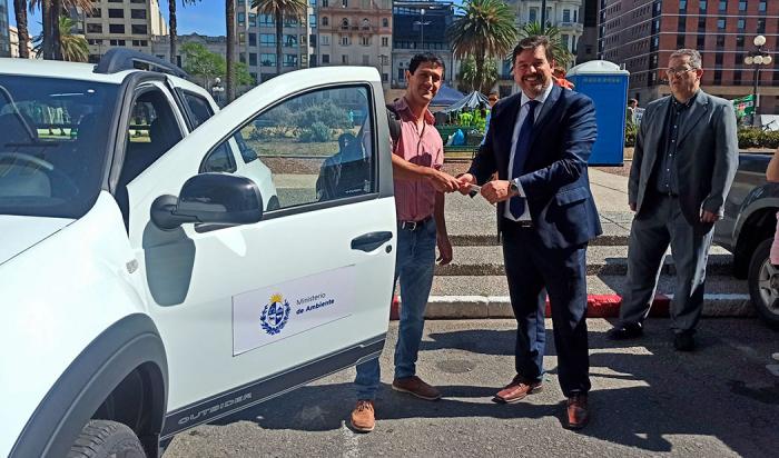 Ministro de Ambiente, Adrián Peña, entrega las llaves de vehículo