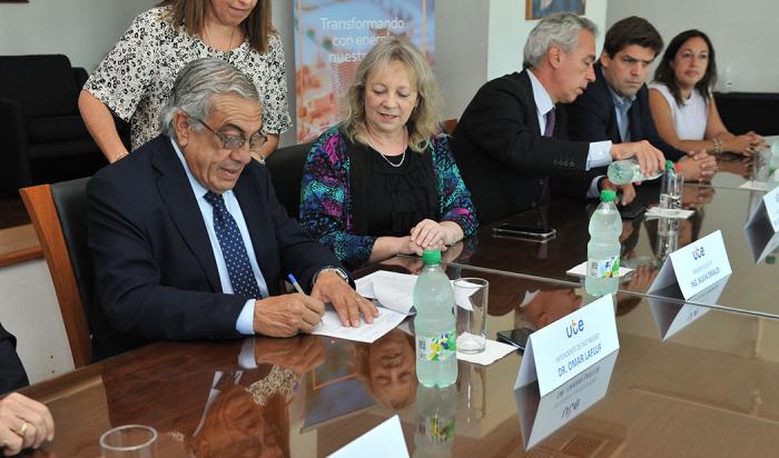 Presidenta de UTE, Silvia Emaldi; intendente de Río Negro, Omar Lafluf y demás autoridades durante la firma del acuerdo