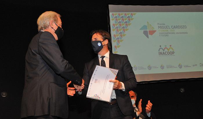 Presidente Lacalle Pou entrega reconocimiento