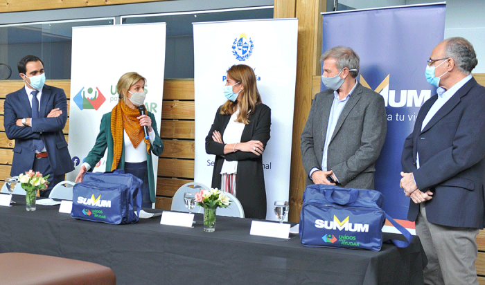 Autoridades en presentación de botiquines donados