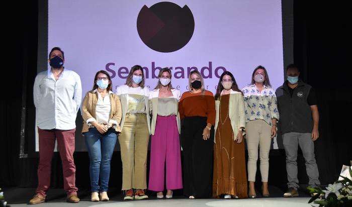 Equipo de Sembrando y participantes del seminario