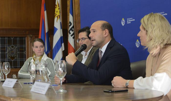 Ministro Martín Lema firma acuerdo