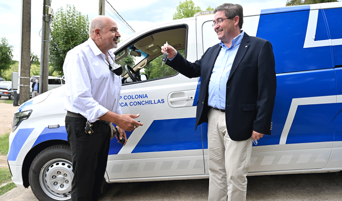 Presidente de ASSE, Leonardo Cipriani entrega ambulancia en Pueblo Sauce, Río Negro