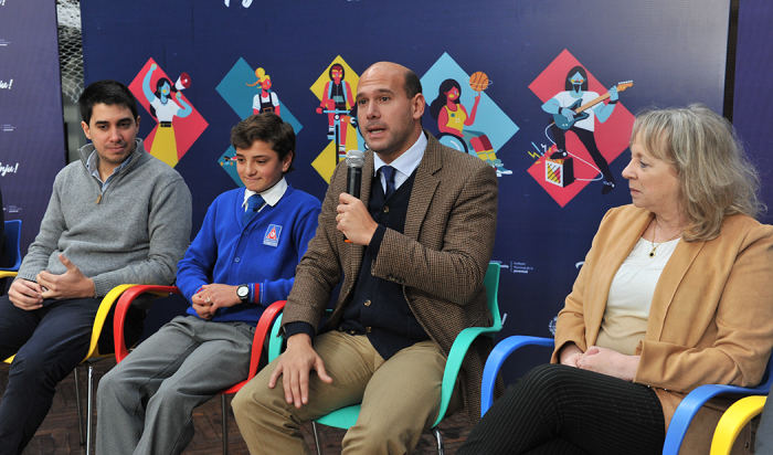 Martín Lema y Silvia Emaldi con estudiantes