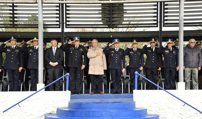 Ministro del Interior, Luis Alberto Heber y autoridades de la Policía en acto de promoción