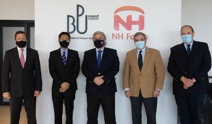 Ministro Francisco Bustillo junto a jerarcas de frigorífico BPU