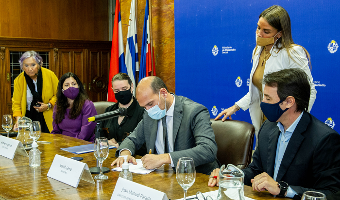 Ministro Martín Lema firma acuerdo con autoridades de Fundación Tienda Inglesa