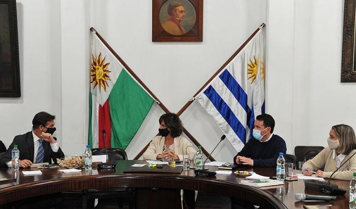 Presidente Lacalle Pou con la directiva de la Federación Rural
