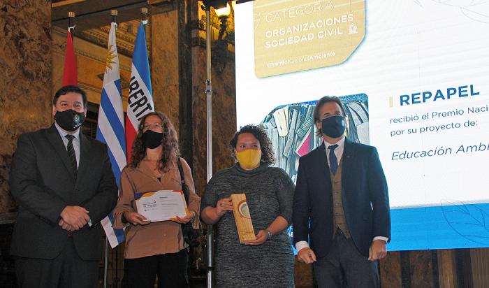 Lacalle Pou y Peña junto con ganadores del Premio Uruguay Natural