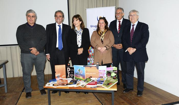 Autoridades de Turismo entregan libros
