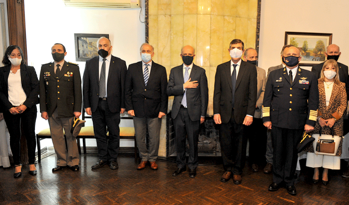 García y autoridades del Ministerio de Defensa