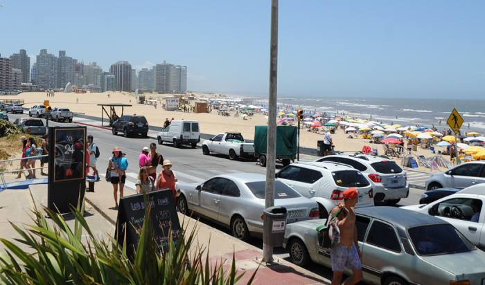 Imagen de la costa puntaesteña con turistas