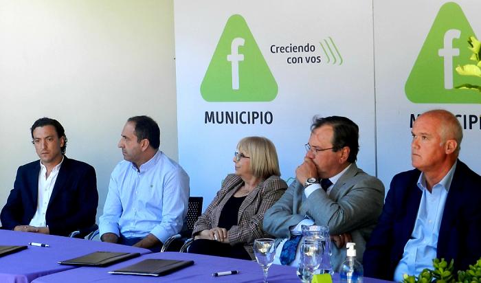 Ministro José Luis Falero firma acuerdo 