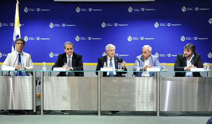 Ministro Tabaré Viera en conferencia