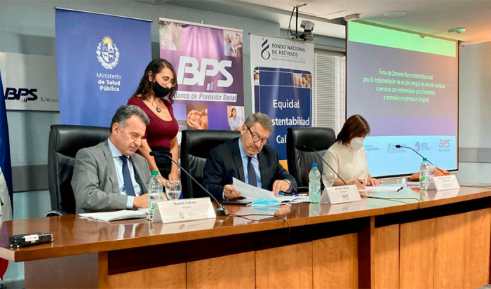 Ministro Salinas en firma de convenio