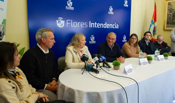 Presidenta de UTE, Silvia Emaldi, integrantes del directorio del ente y autoridades departamentales durante el acto