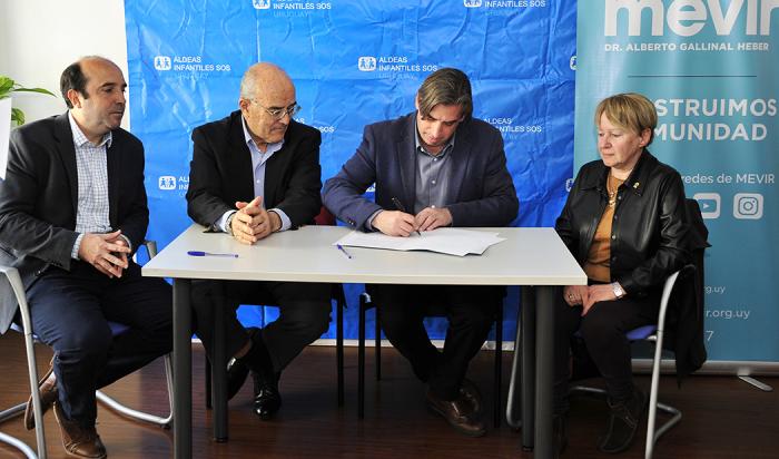 Firma de convenio de Mevir y ALdeas Infantiles