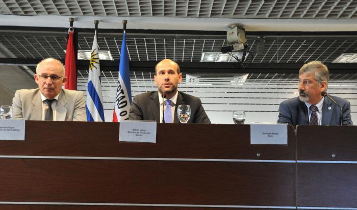 Ministro de Desarrollo Social, Martín Lema junto a director del INDA, Ignacio Elgue y representante de FAO en Uruguay, Gonzalo Kmaid