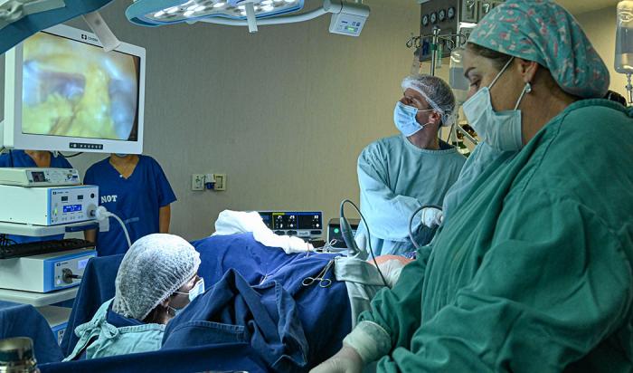 Médicos operando