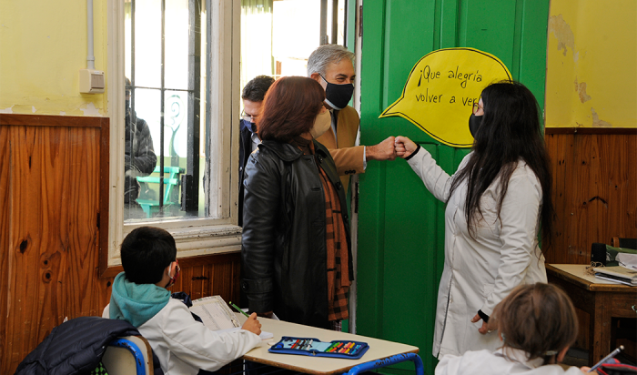 Autoridades de Anep en escuela