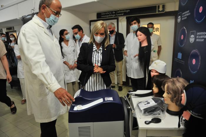 Vicepresidenta de la República, Beatriz Argimón y titular de Cátedra de Oncología, Gabriel Krygier