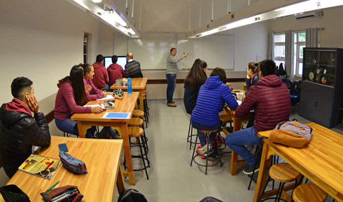 Clase con estudiantes de liceo