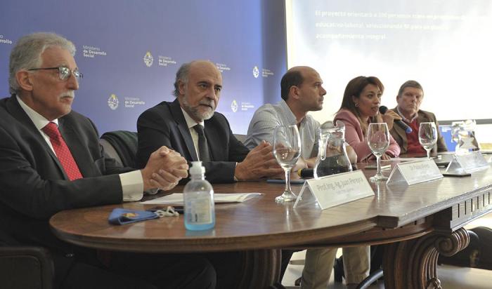 Ministro de Desarrollo Social, Martín Lema y ministro de Trabajo, Pablo Mieres con otras autoridades en firma del convenio