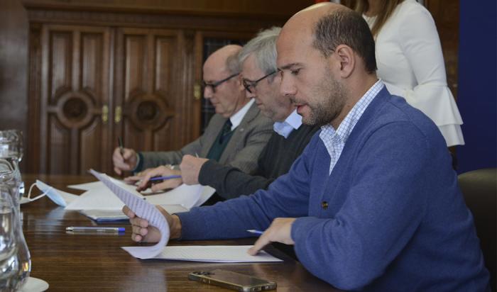 Autoridades del Mides y OSE
