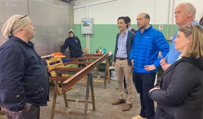 Ministro de Desarrollo Social, Martín Lema, subsecretaria Andrea Brugman junto a subsecretario del MTOP Juan José Olaizola dialogan con integrantes de Accesos
