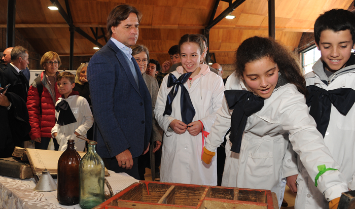 Presidente Luis Lacalle Pou con escolares en celebración del Día de la Educación Rural