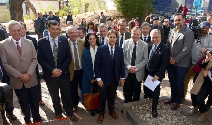 Presidente Luis Lacalle Pou en un momento de su recorrida junto a autoridades nacionales e integrantes de ARU