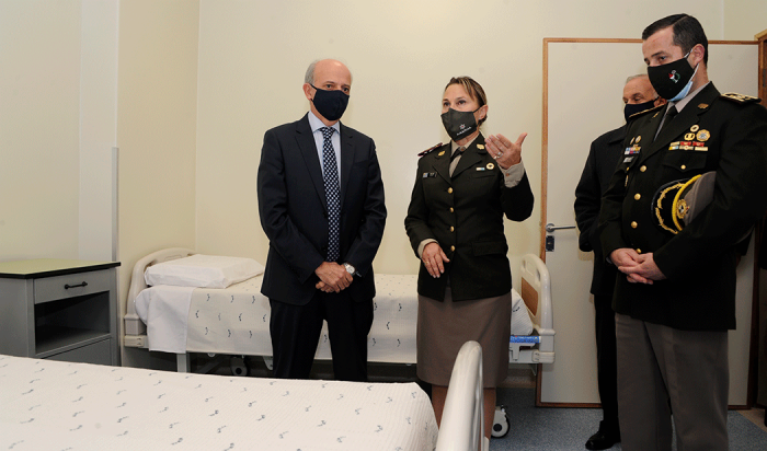Ministro Javier García en Hospital de las FF AA