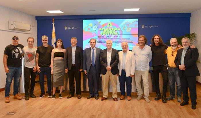 Autoridades de Turismo y representantes del sector se fotografían en la presentación del evento