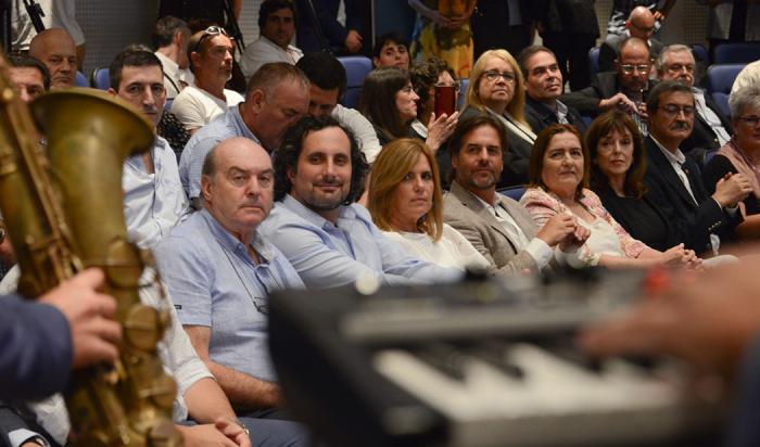 Presidente Luis Lacalle Pou junto a autoridades de la cultura y representantes del festival disfrutan de una pieza de jazz en la sala