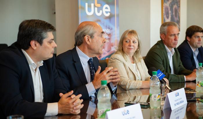 Autoridades de UTE e INAU durante el acto de firma del convenio