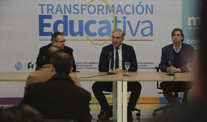 Autoridades de Gobierno en presentación