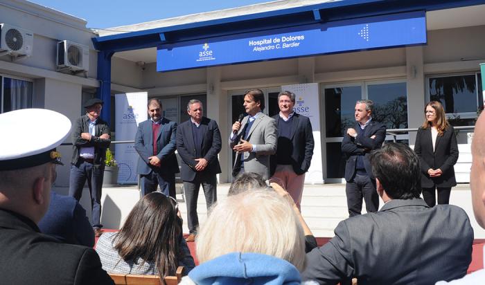 Presidente Luis Lacalle Pou en su oratoria frente al público presente y autoridades en Hospital de Dolores