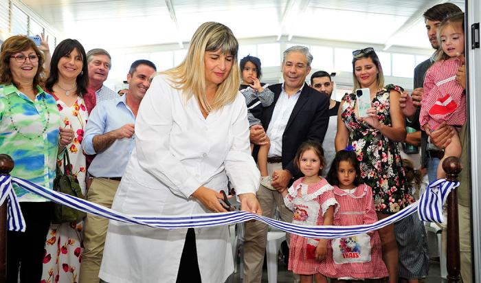 Maestra del jardín corta la cinta de inauguración ante autoridades, niños y padres