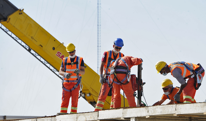 Trabajadores de la construcción en altura