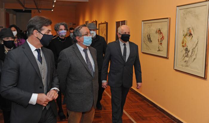 Lacalle Pou recorre la muestra de Manuel Espínola Gómez en el Museo Nacional de Artes Visuales