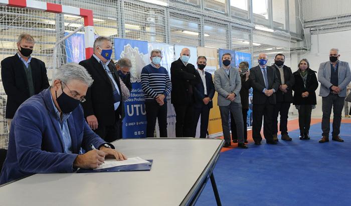 Autoridades reciben obras del nuevo polideportivo de Toledo, Canelones