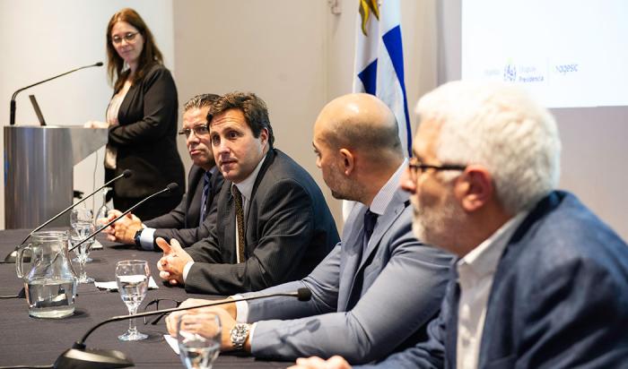 Autoridades de Agesic, Banco Central del Uruguay y Banco República en la mesa de oradores