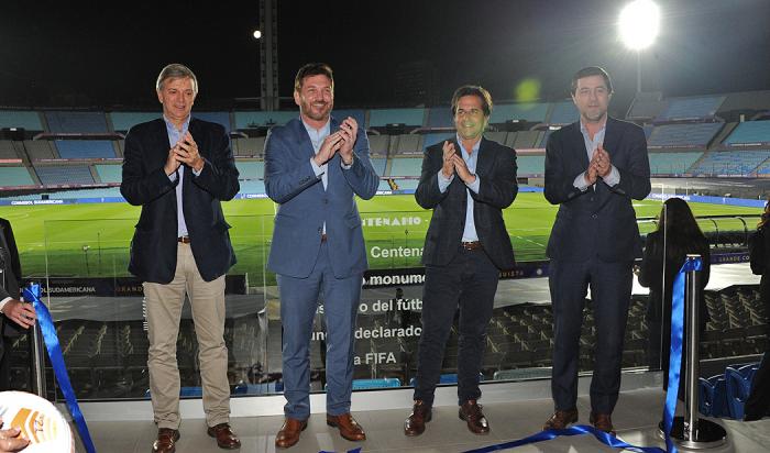 Presidente Lacalle Pou y autoridades de la Conmebol